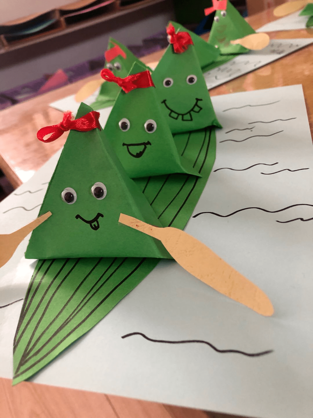 粽叶飘香迎端午,这些孩子用纸赛龙舟,用画表达美好愿望