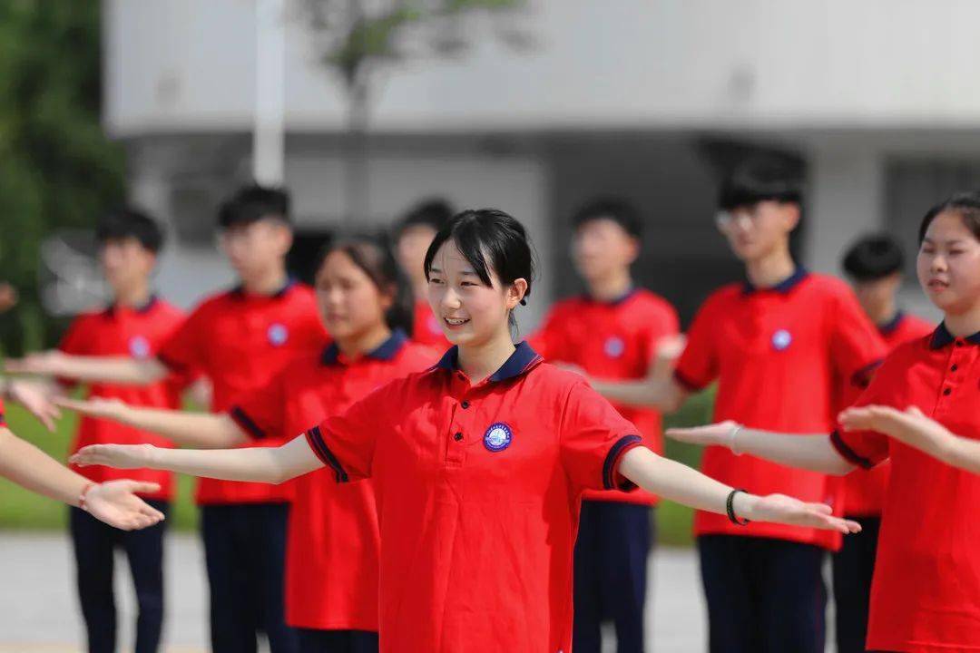 朋友圈火了峡江各界人士做这个动作致敬抗疫战士