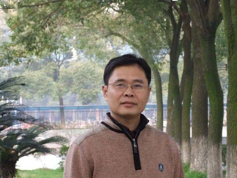 章建荣:数学特级教师,中学正高级教师.