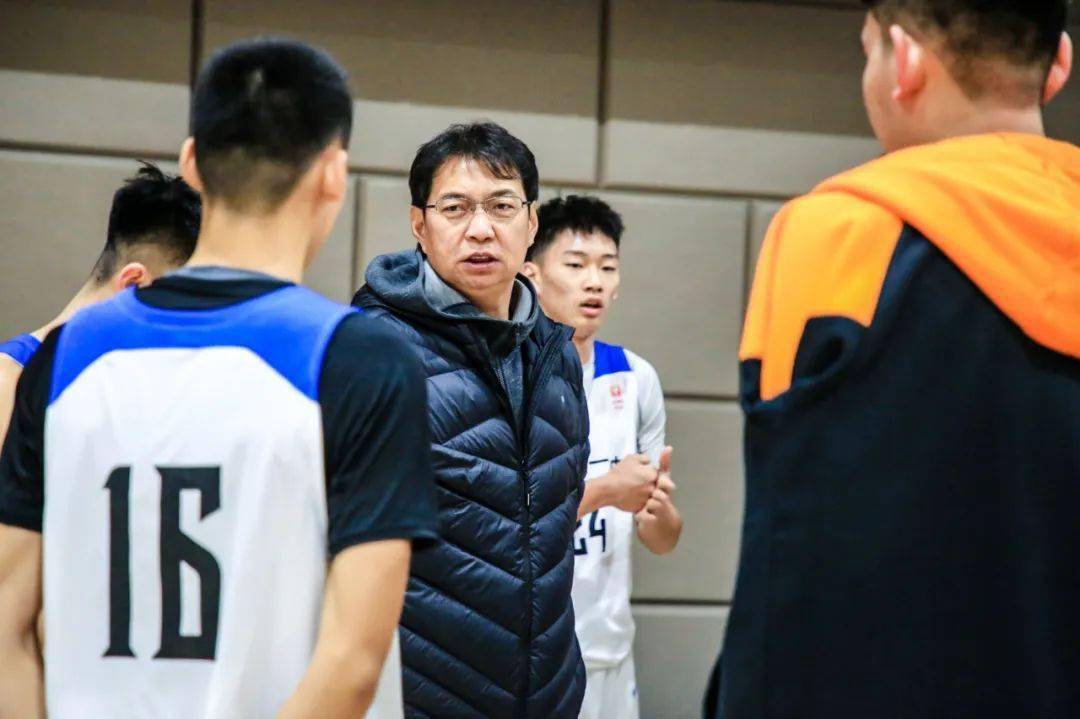 石家庄二中男篮教练邢路国老师未来,冯祥硕也将像张