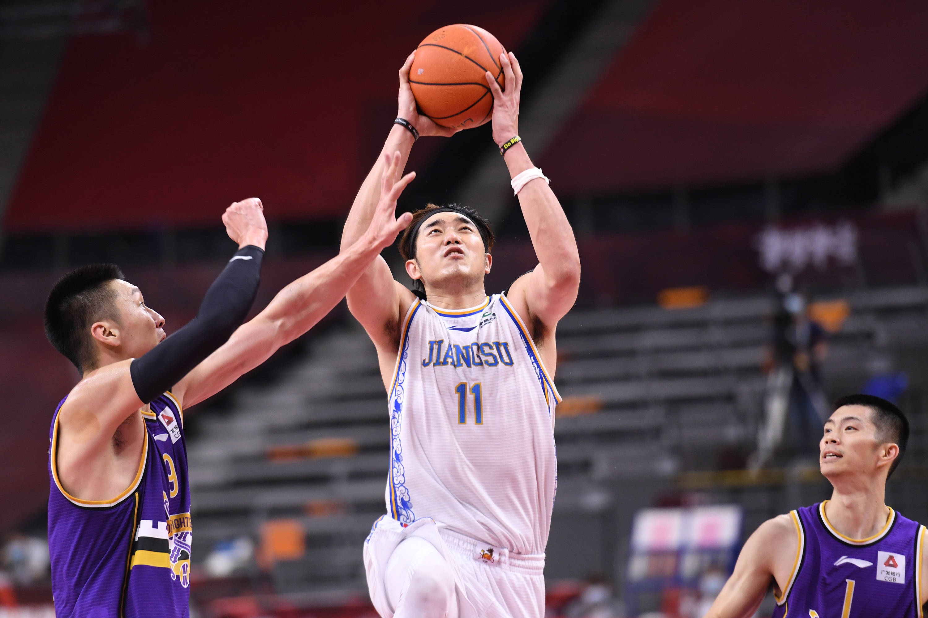 6月25日,苏州肯帝亚队球员吴冠希(中)在比赛中上篮.