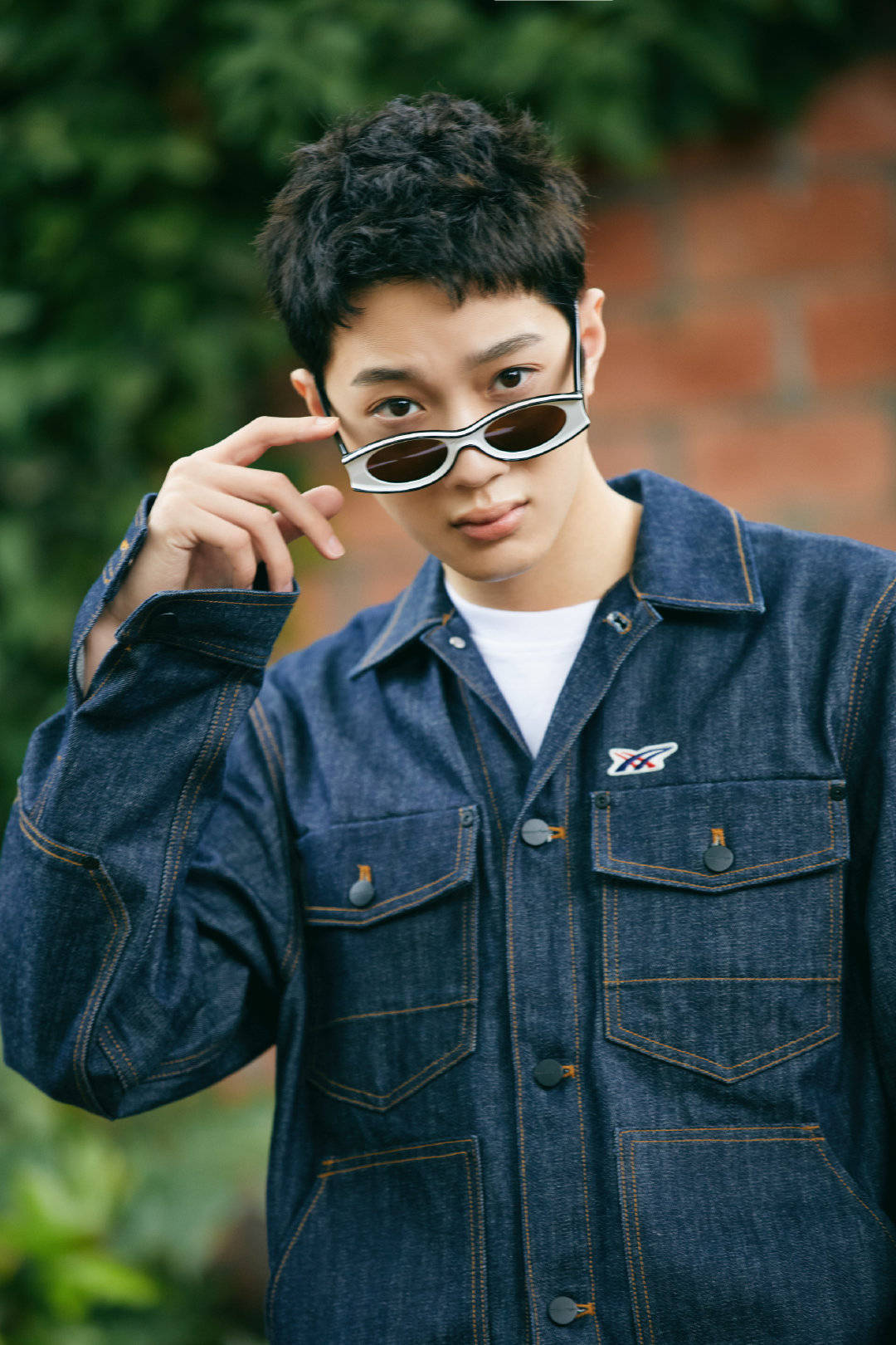 赖冠霖新造型look 寸头 立体墨镜的校霸少年上线