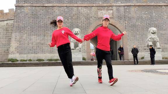 一首浪漫情歌桃花情缘姐妹齐跳鬼步舞舞步飘逸好听好看