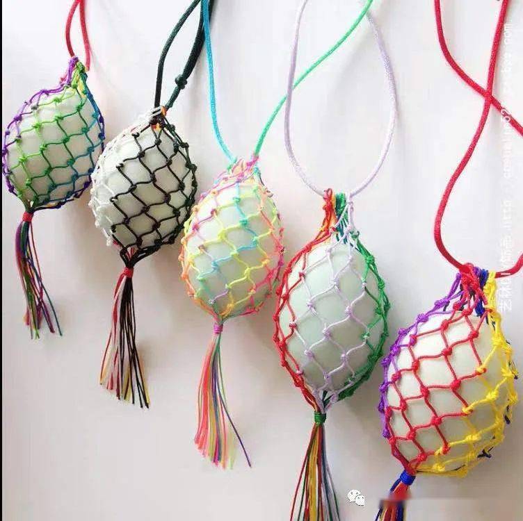 124个粽子全是家委们亲手包的还有一张温馨提示卡两个小米粽,熟鸭蛋