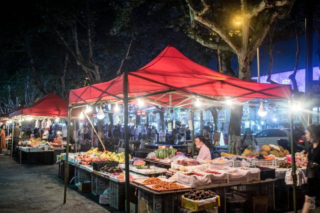 进入新市街各式的生活用品大到花鸟鱼虫,小到锅碗瓢盆首饰头饰,手机