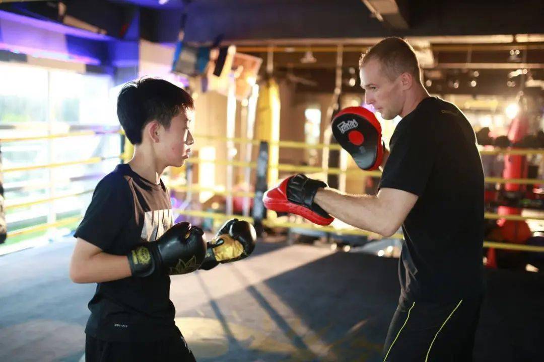 小汤圆秒杀11岁小学"扛把子"!不愧是被世界拳王选中的孩子!