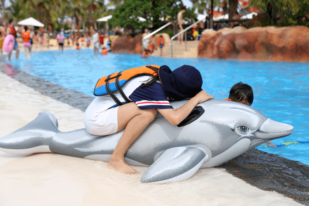 每天下午3:00准时开炸,游客们可以骑上呆萌的海豚充气坐骑,在世界上最