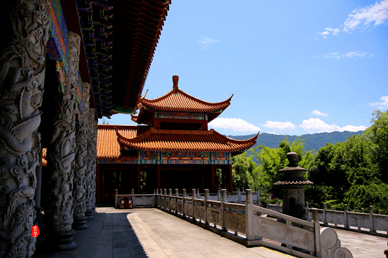 炎帝祀像左手扶耒,右手持稻穗,慈眉善目,神态安祥;在他身旁左边蹲仙鹿