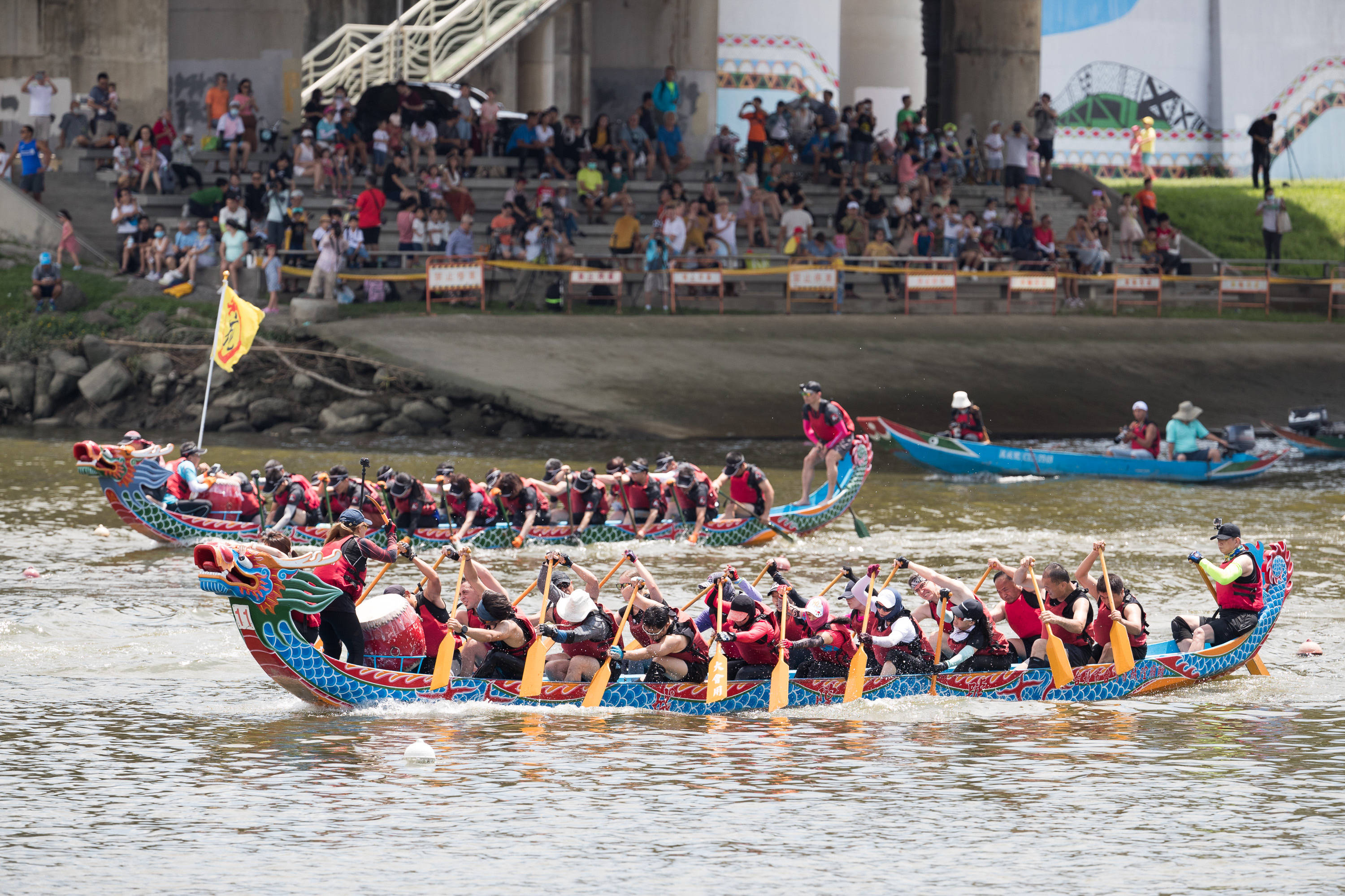 相较于划龙舟这项端午节的传统活动,很多台北市民第一次参与"立西瓜".