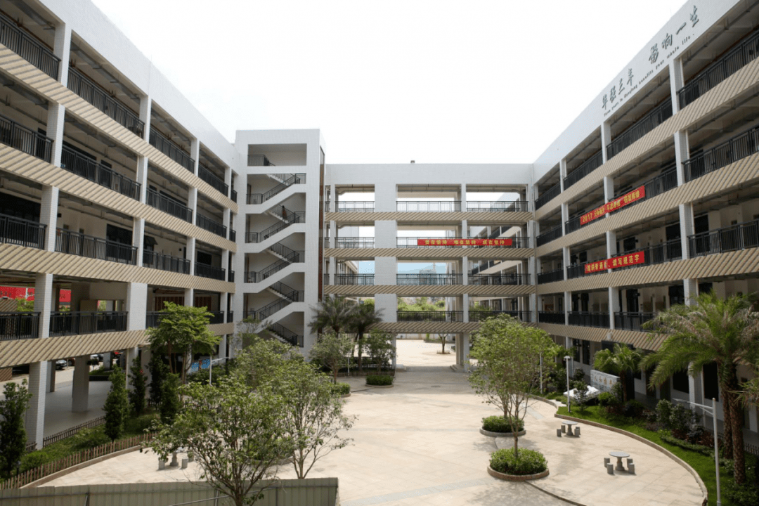 福园区援建的和平县华强中学教学楼教育领域的对口帮扶,不仅是学校