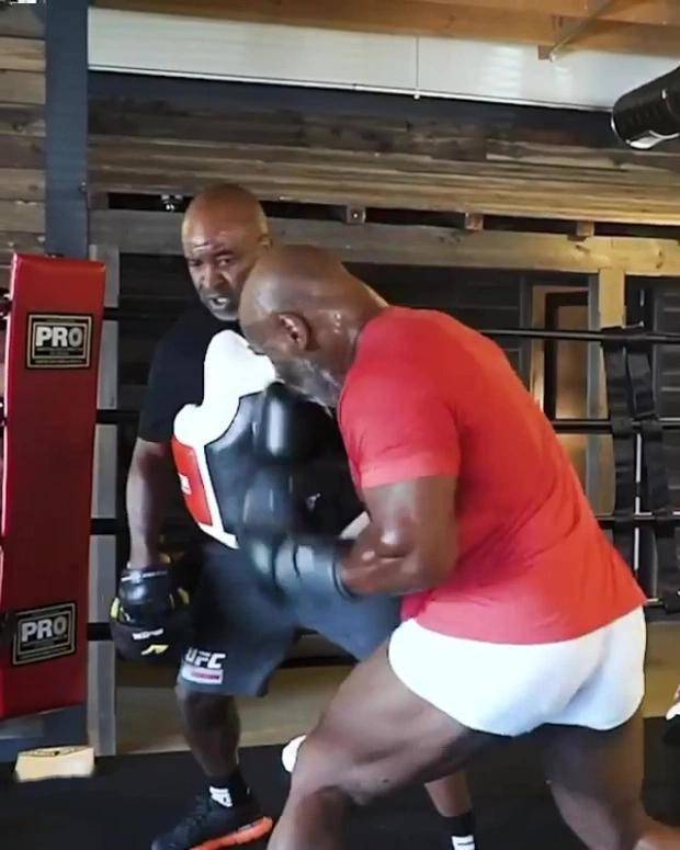 拳王泰森最新训练视频流出!肌肉饱满,力量速度极佳