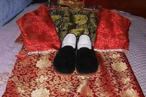 人死后为何必须穿寿衣不是迷信里面大有讲究