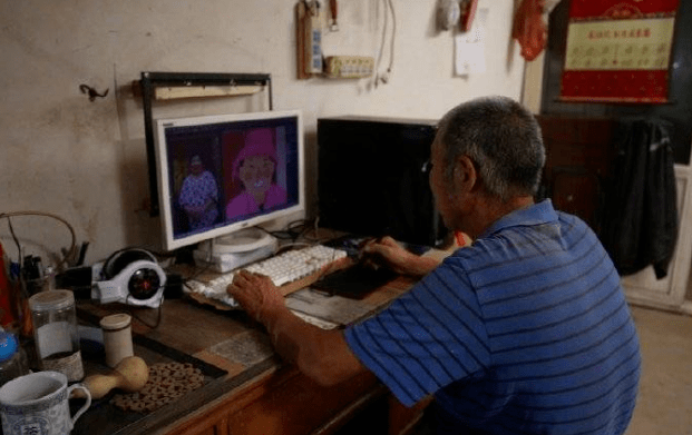 72岁大爷想当设计师把ps玩的贼溜很多专业设计师甘拜下风