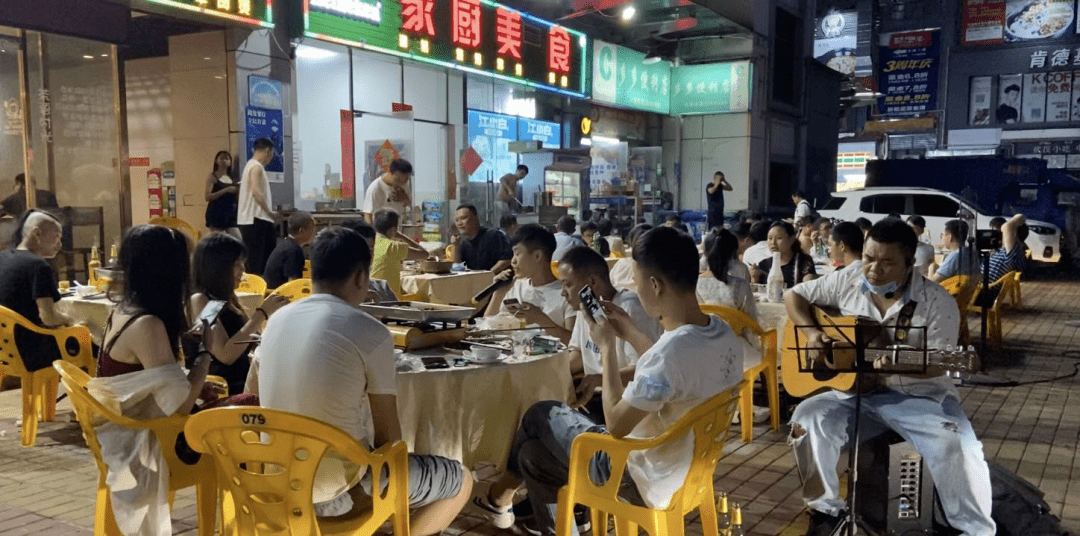 40万粉丝之后这个灵魂歌手依然在大排档卖唱
