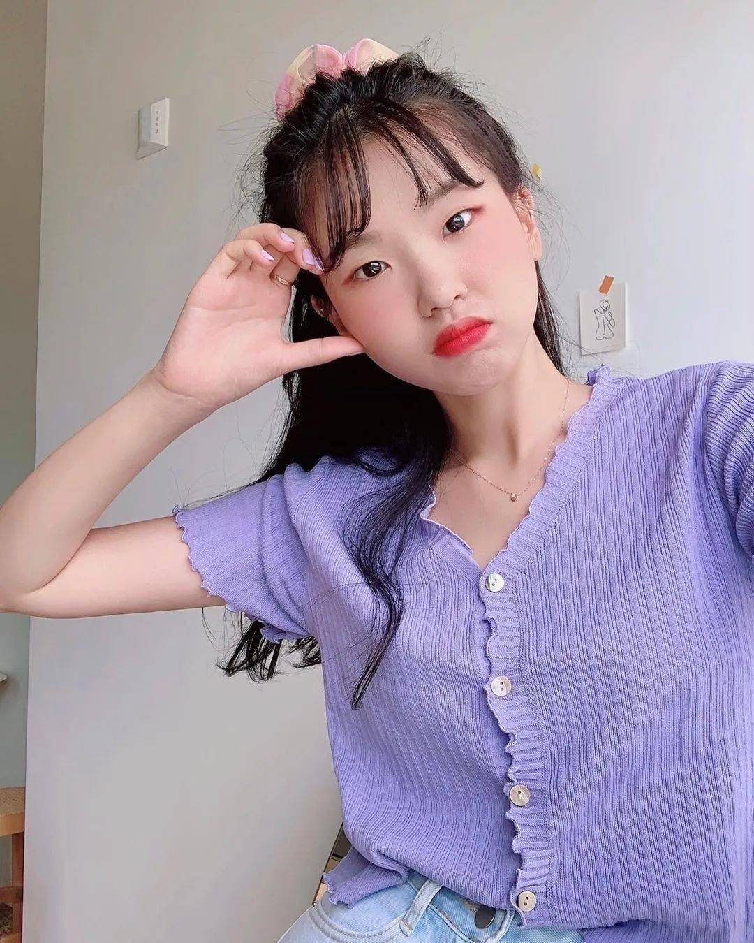 满分治愈笑容单眼皮圆脸韩国博主示范清新夏日穿搭