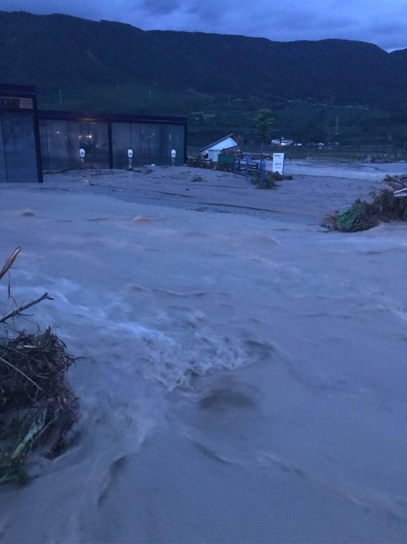 四川冕寧暴雨驚魂夜:六旬老人被沖走一兩百米,獲救時一半在泥裡