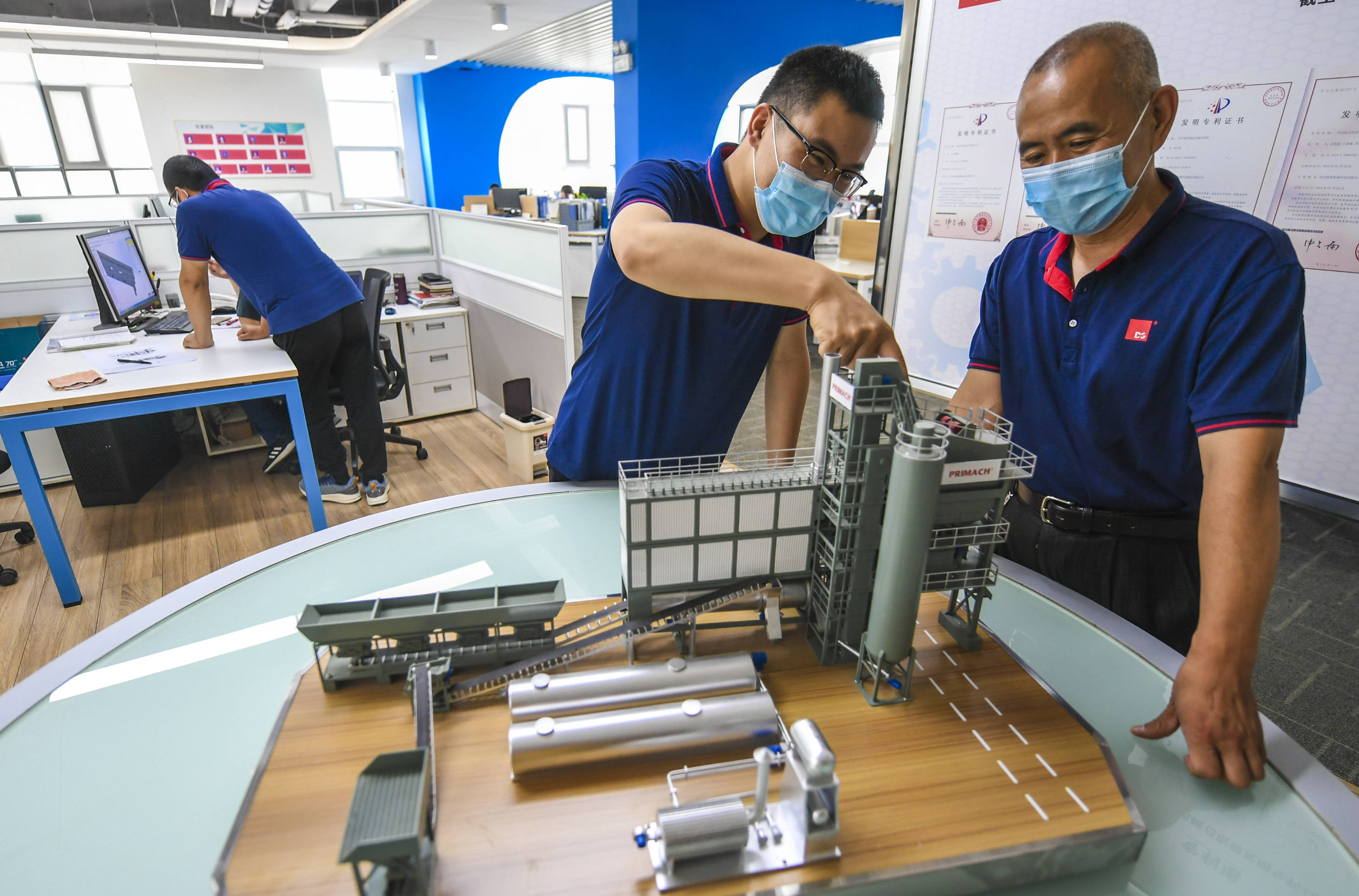 6月29日,廊坊德基机械科技有限公司沥青搅拌站研发中心的工作人员在