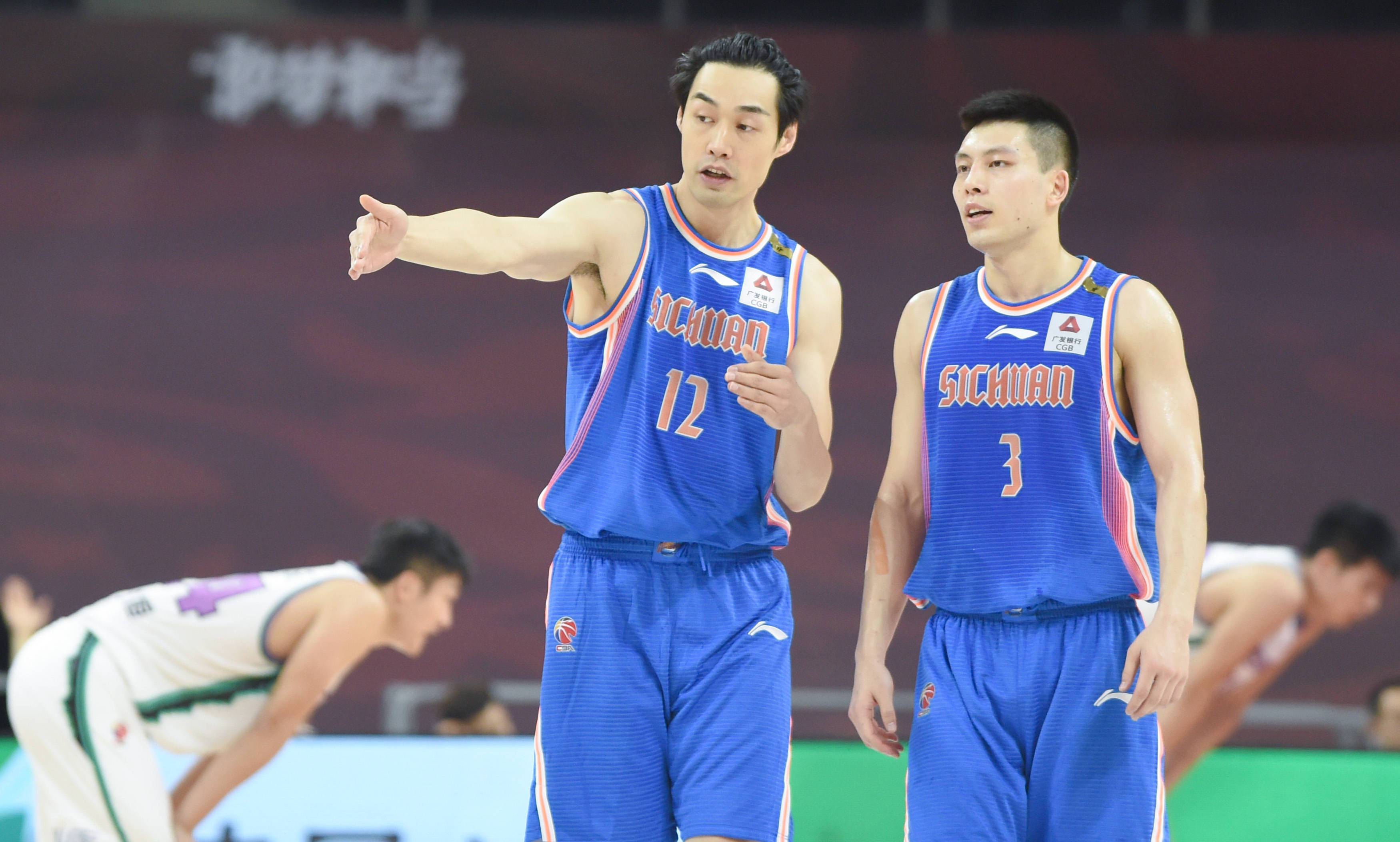 6月29日,四川五粮金樽队球员孟达(前左)在比赛中与队友袁堂文交流.