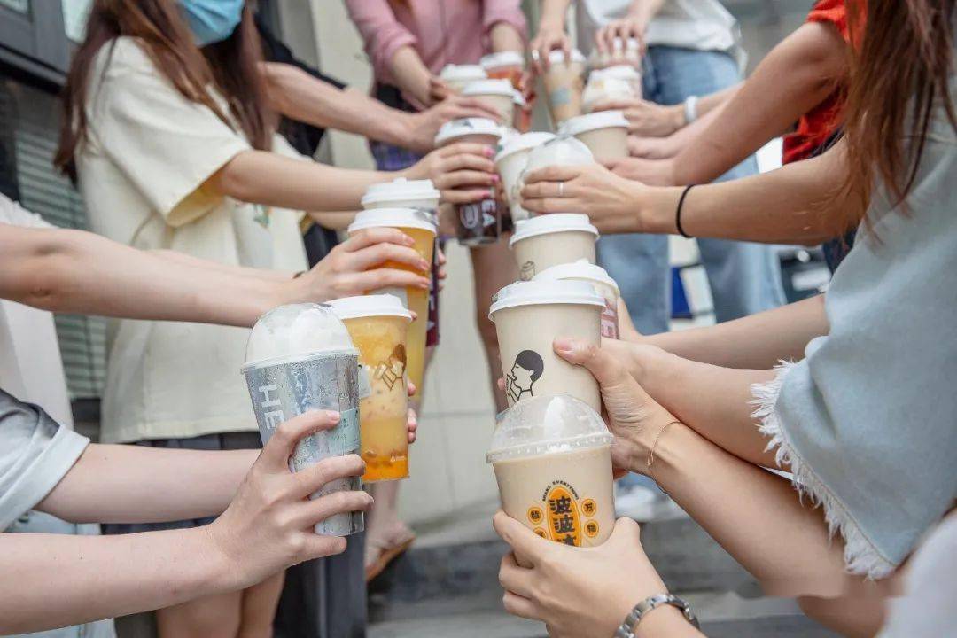 把喜茶喝光,需要派多少人?