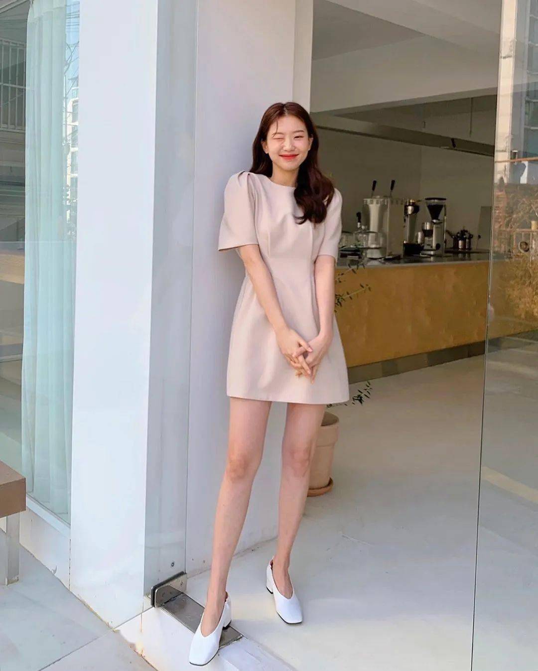 满分治愈笑容单眼皮圆脸韩国博主示范清新夏日穿搭