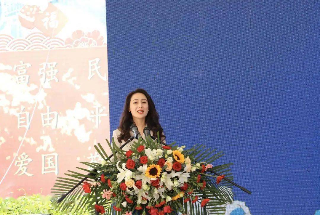 凤县县委常委,副县长梁瑞利向摄影地采风团授旗为了进一步向旅游市场