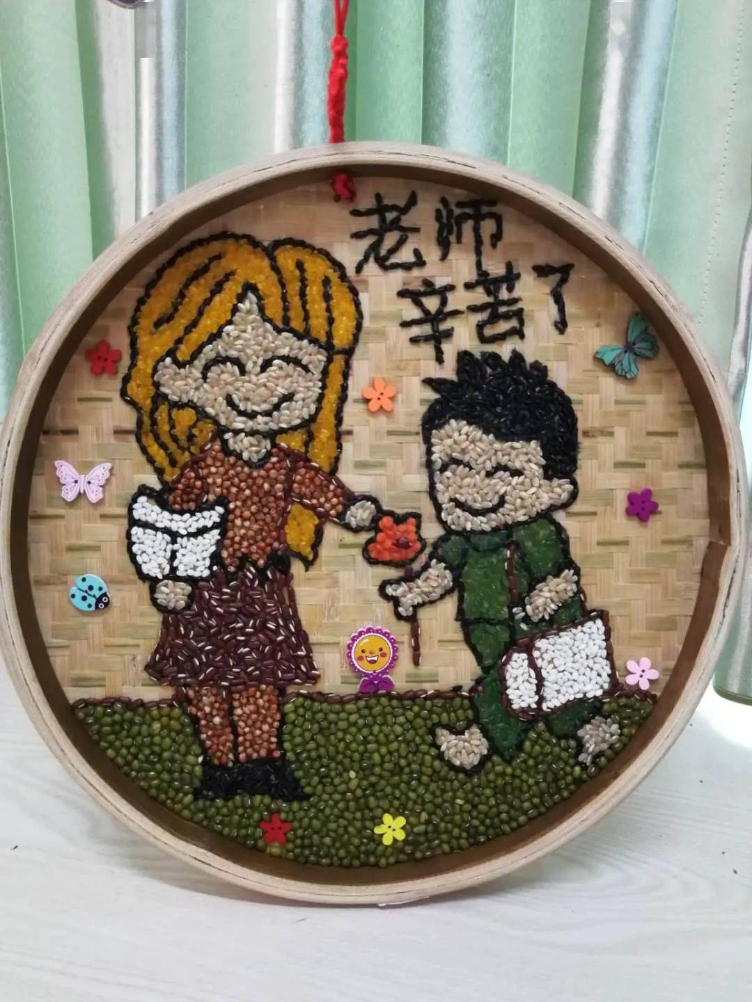 折拼贴粘等方法制作了一件件精美独特的作品《面谱》《豆子狗》
