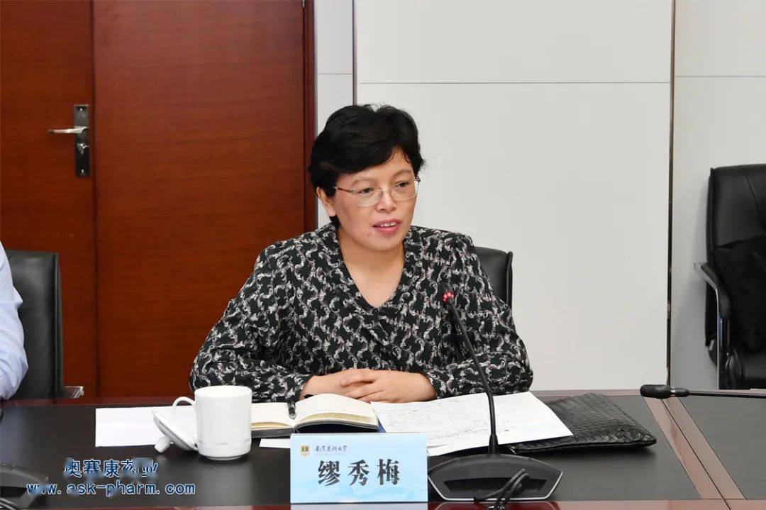 江宁区政府副区长,江宁高新区党工委书记缪秀梅对双方合作协议的签署