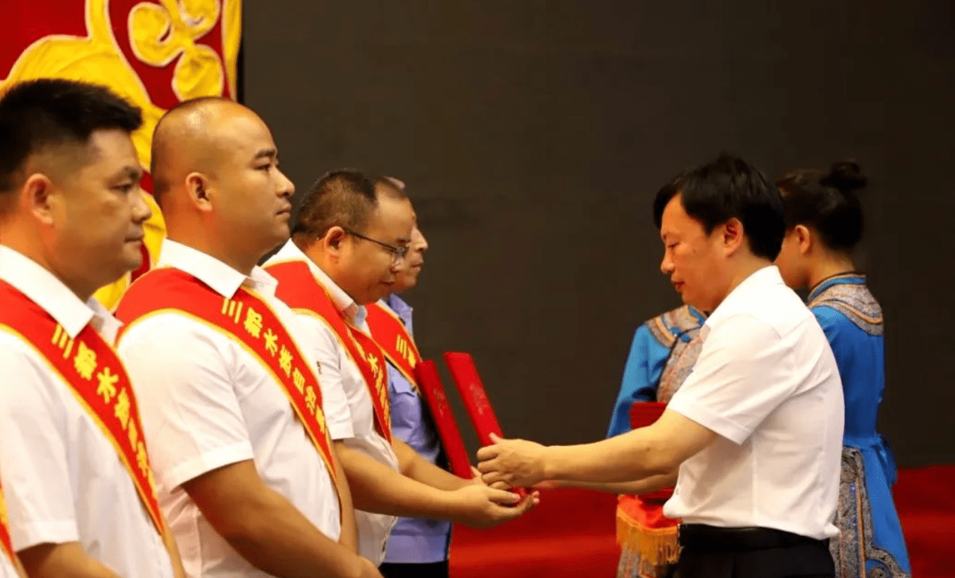 会上,县委书记朱奉余,县委副书记,县长杨显龙先后为荣获全县"两优一先