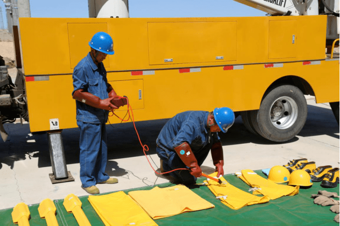 不简单国网嘉峪关供电公司首次完成带电作业以后停电将越来越少
