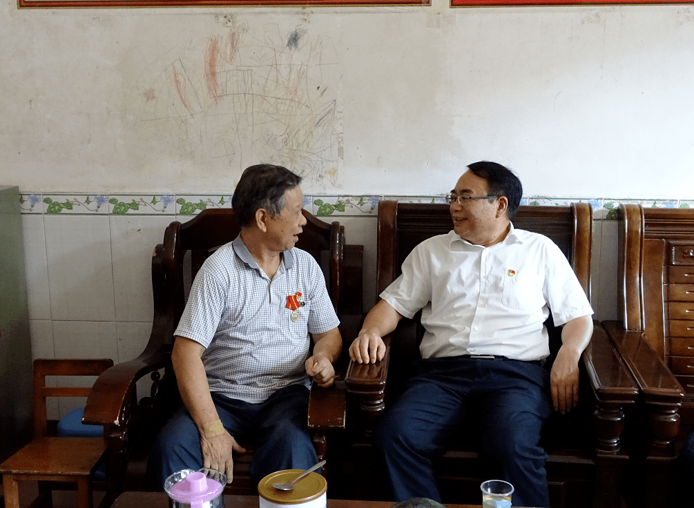 在丰城街道罗峒村离任村干部,困难党员罗汉生家中,刘祥锋详细了解他的