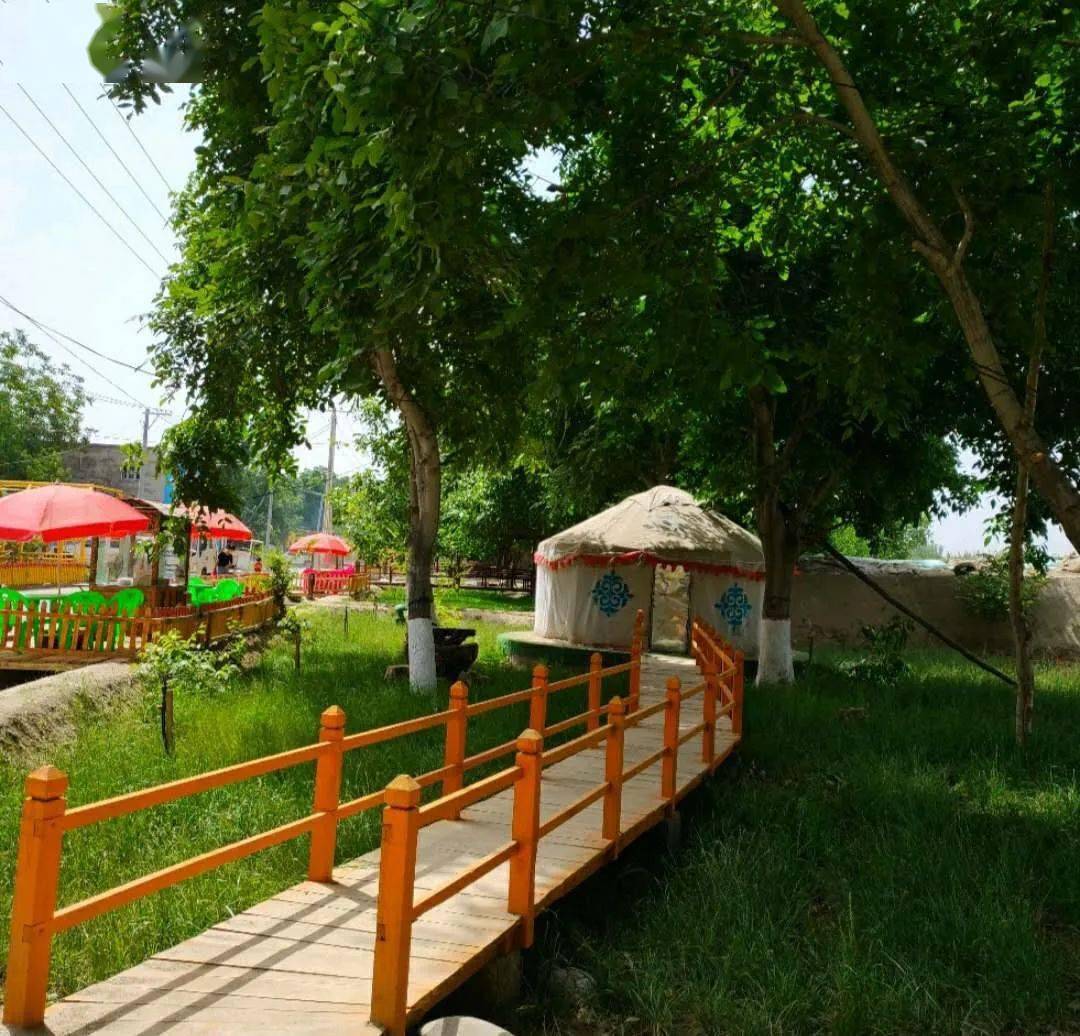 距市区7公里的和田市玉龙喀什镇巴什依格孜艾日克村的百灵鸟农家乐