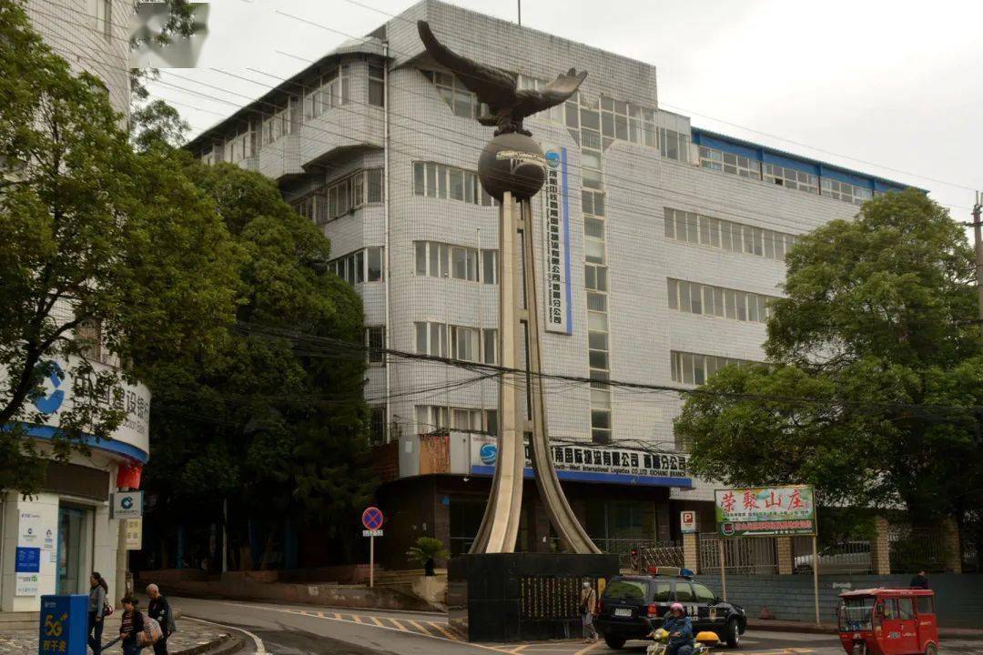 西昌南站铁道边的纪念碑庄严肃穆在这方天地间道不尽的马道故事连同