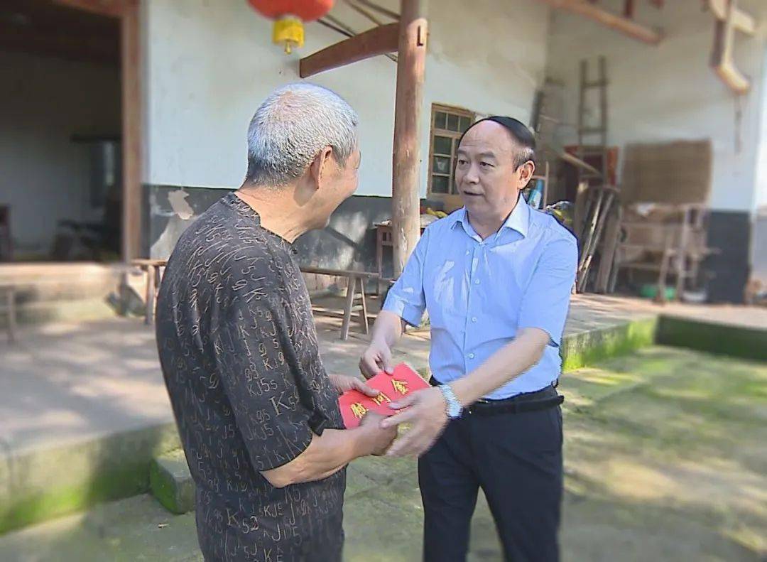 梁津华 王清平分别走访慰问贫困党员 老党员 基层党员和脱贫攻坚一线