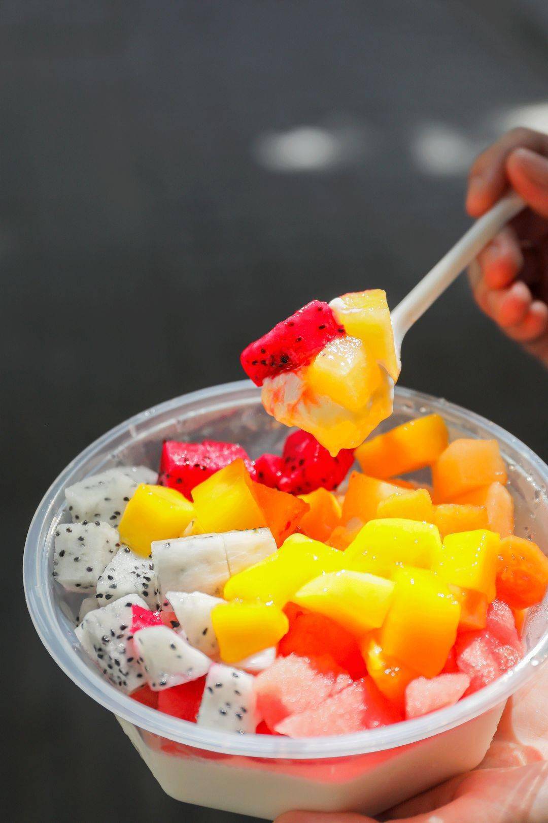 最近新开的甜品小店,位置不是很显眼,主打冰粉,水果捞,饮品等,价格6