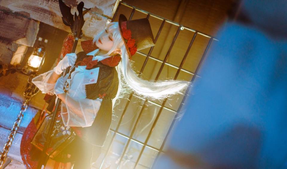 明日方舟华法琳cos精灵小姐姐的腿怎么受伤了快让我看看