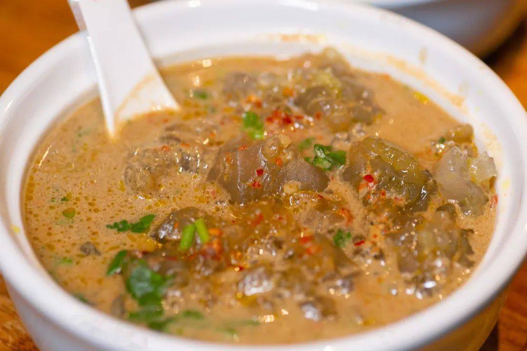 吉林传统煎粉8元/份炒制得足够软糯的煎粉,经过芝麻酱调味,变得浓郁