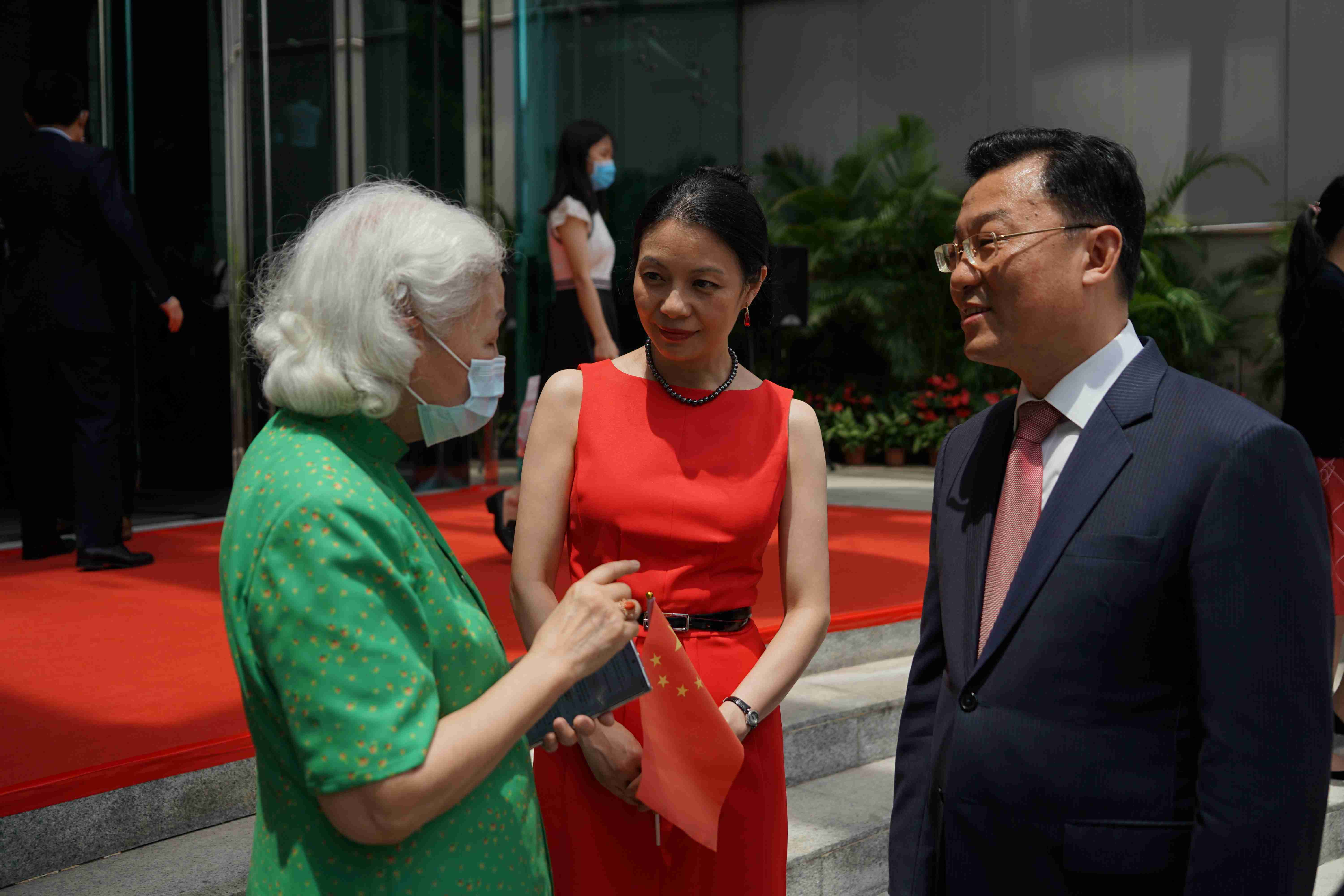 三,曾参加公署"外交之友"夏令营的香港中文大学学生王方立说,非常荣幸