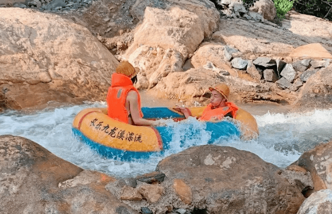 超绝刺激的陡度 浪花追逐着你,你追逐着浪花 四面青山环绕 漂流其间