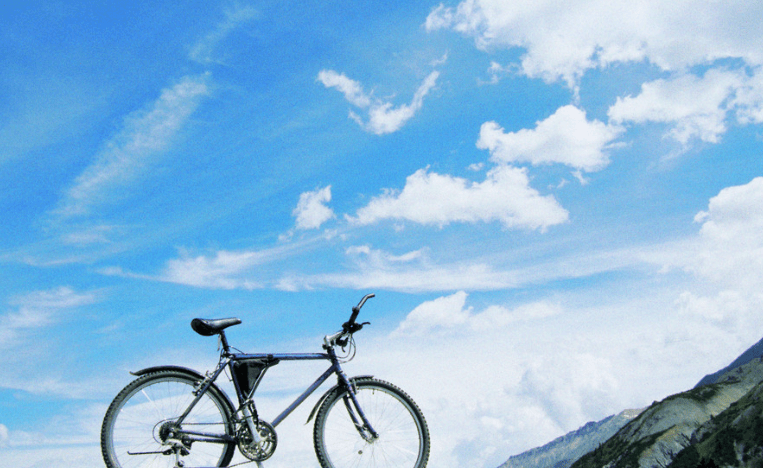 却把归宿仍在了远方你熟透了整个夏天六月的风啊把柔软的思念说穿缠绵