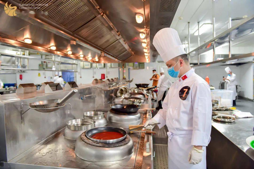各厨师团队精心准备