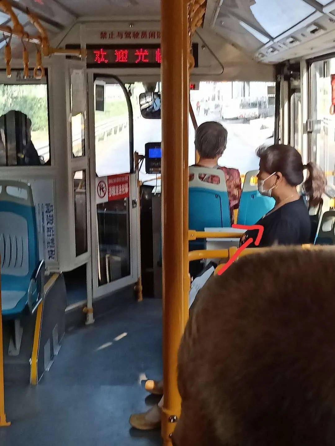 【热点】洪洞公交车司机主动赠送乘客口罩