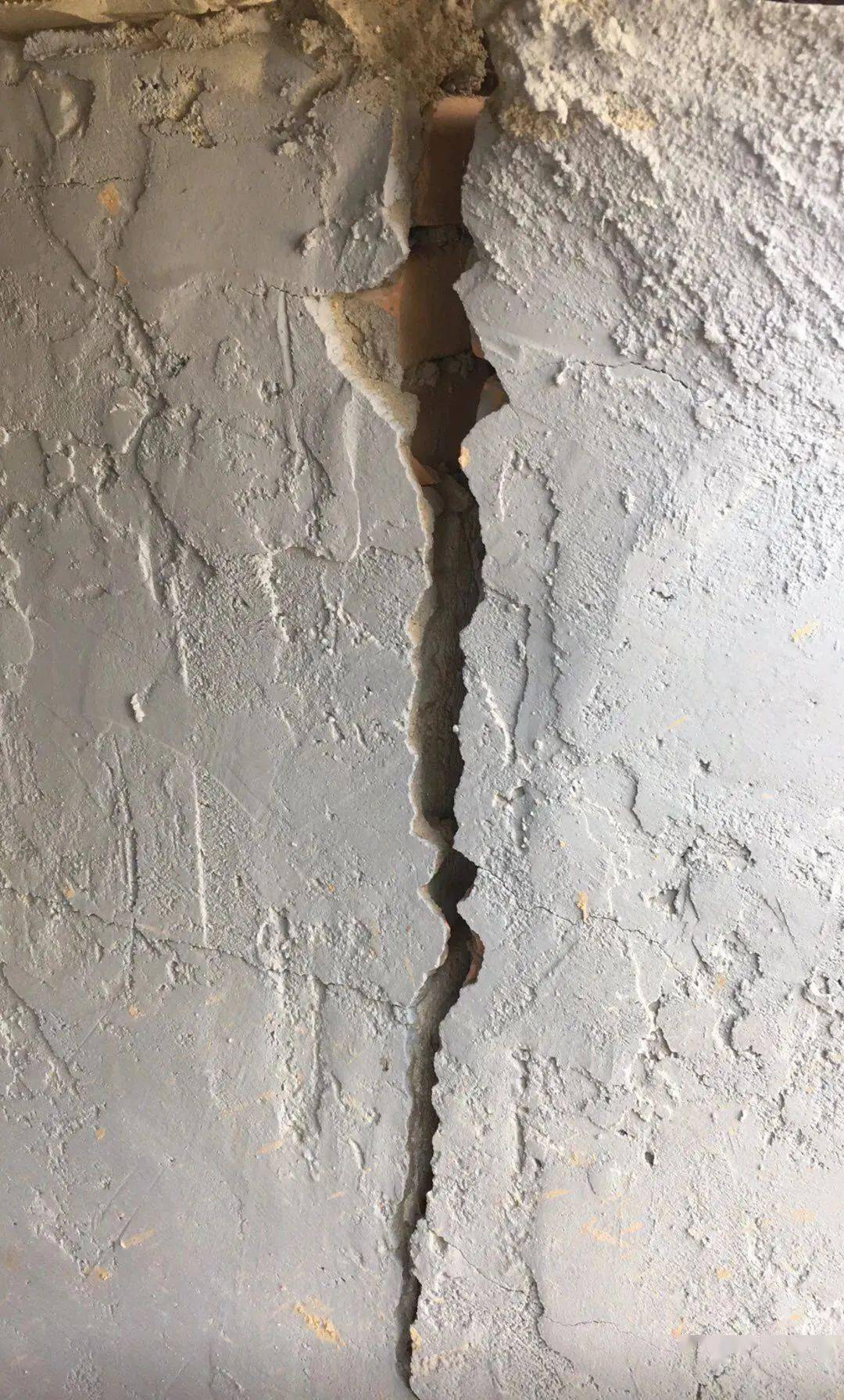 张家口某小区原形毕露房屋开裂地面塌陷