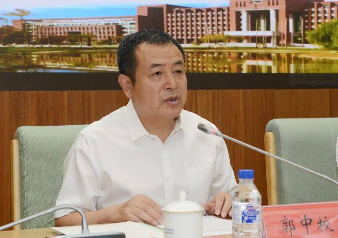 省人社厅副厅长张立福在开班式上讲话.