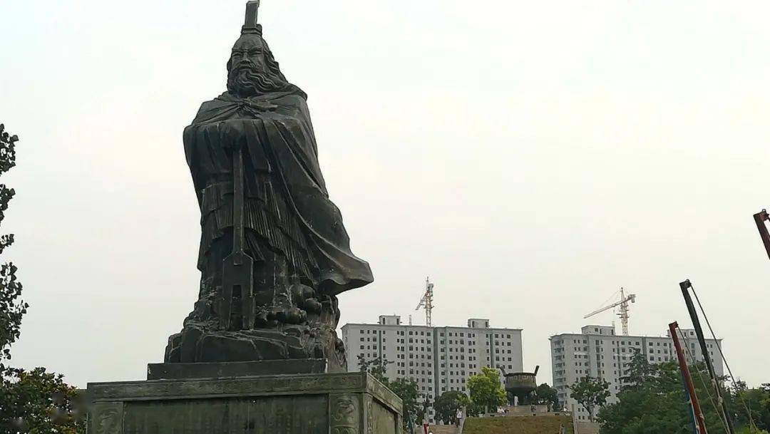 提醒你这共工氏,可得看好你的伙计啊,别再被人揪掉了耳朵……两人相依