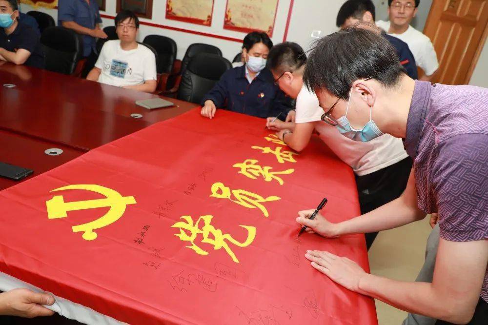 勇挑重担 主动作为—八所举办党员突击队授旗仪式