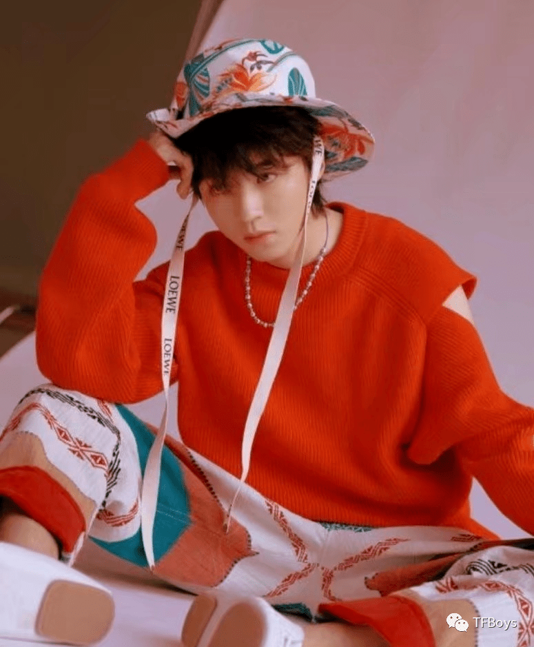 时尚男孩王俊凯,穿搭鲜红靓丽的毛衣,简直太时髦了