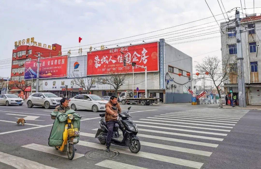 蒙城老城区现在道路也改造好了,护栏也装好了,一切看起来那么井井有条