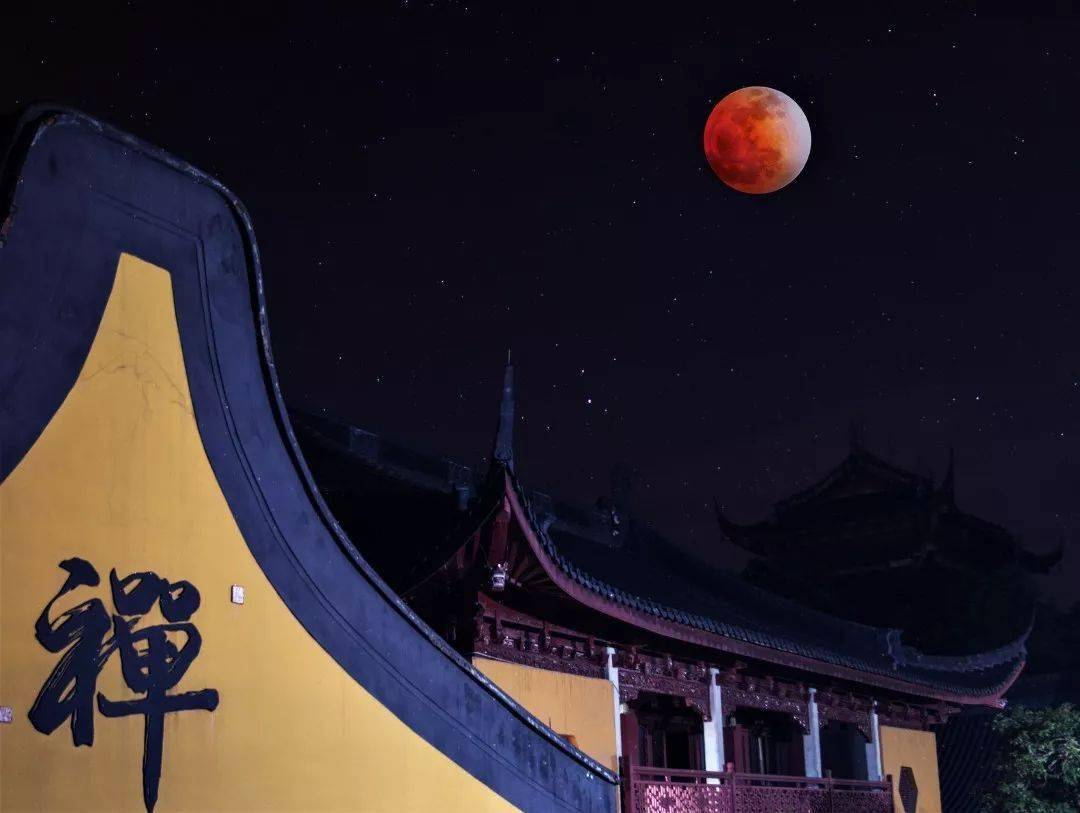 月亮因其皎洁明亮的特性,——唐 永嘉玄觉禅师偈语一切水月一月摄