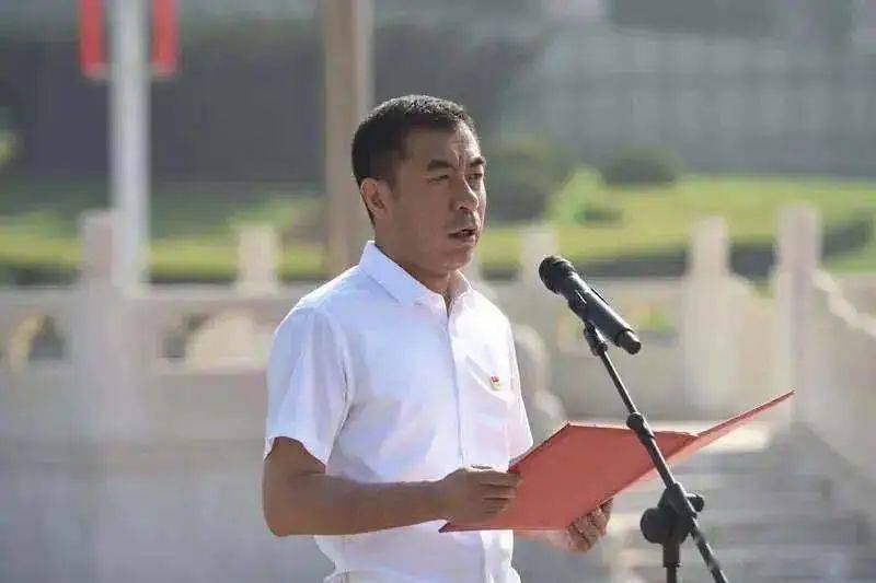鲅鱼圈区委书记吴杰带领全区党员干部重温入党誓词.