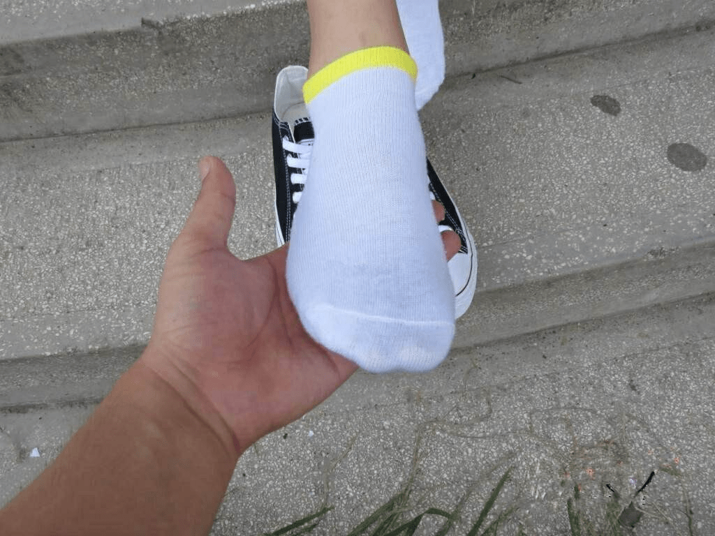 以下内容均转自网易轻松一刻 每天一个小常识: 不要跟穿船袜的人握手